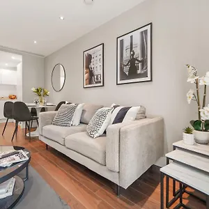 Luxury 1 Bed Flat, Minutes From Canary Wharf And South Quay Station , London United Kingdom